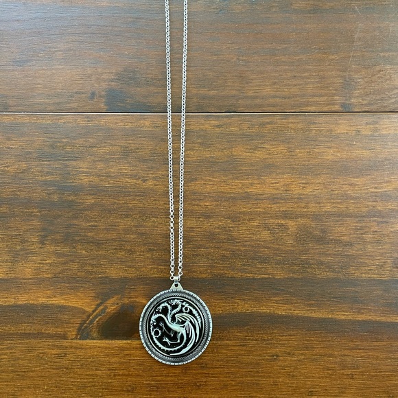 Game of thrones medallion necklace ‘House Targaryen’ - Picture 2 of 3